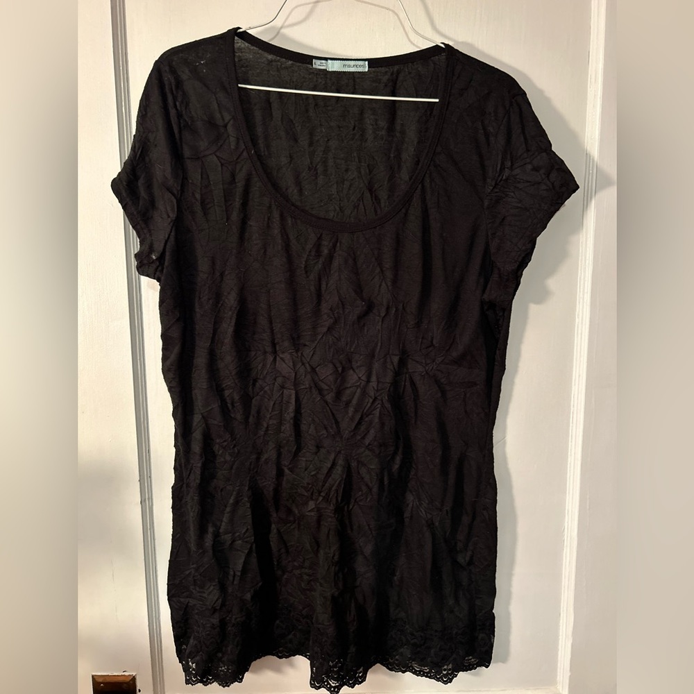 Black T-shirt with lace hem